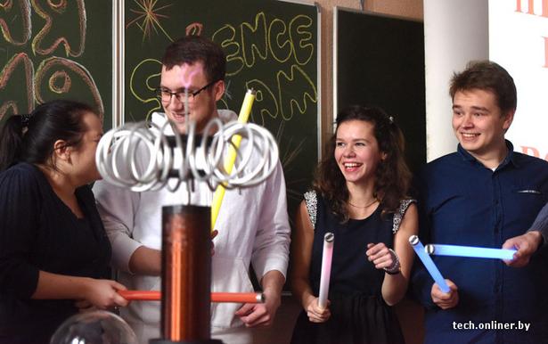 «Камеди клаб для умных». В Гомеле устроили битву молодых исследователей — с молниями и котиками